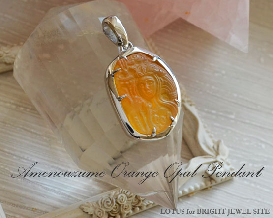 オレンジオパール　アメノウズメノミコトカービング　シルバーペンダント