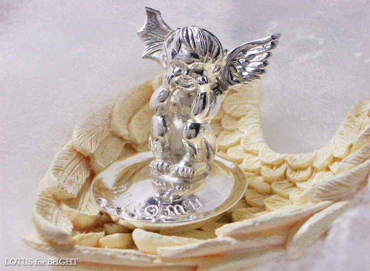 善と悪の力を使いこなすエンジェルのジュエリートレイとネックレス