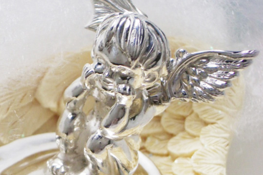 善と悪の力を使いこなすエンジェルのジュエリートレイとネックレス