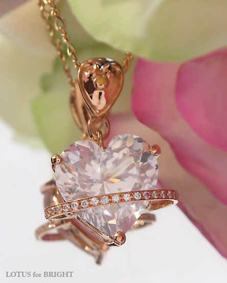 ピンクゴールド　ハートカットムーンクォーツネックレス