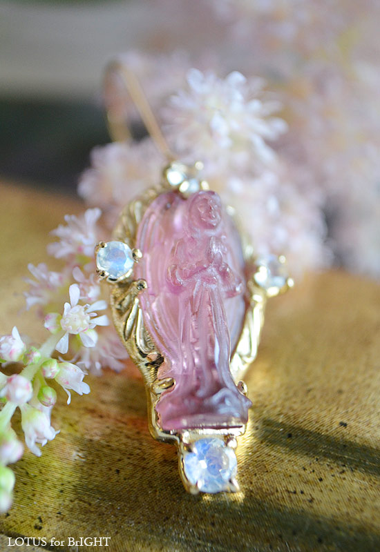 ピンクトルマリン祈りの天使ゴールド片耳ピアス