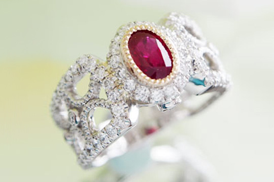 ミャンマー産非加熱ルビー　ダイヤモンドエンゲージリング