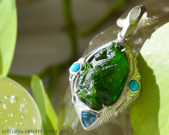 ツァボライトカービングドラゴン　シルバーペンダント