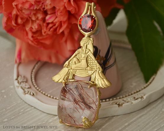 ジンカイトとレッドルチル　イシス女神のK18ゴールドペンダント