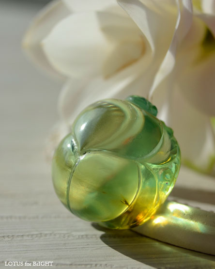 虫入りグリーンアンバースカラベカービング 22.09ct