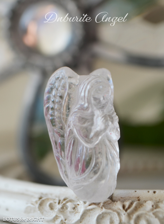 ダンビュライト祈りをささげる天使カービング