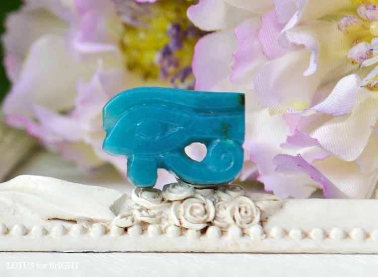 ジェムシリカウジャトカービング　クリソコラカルセドニー 12.5ct