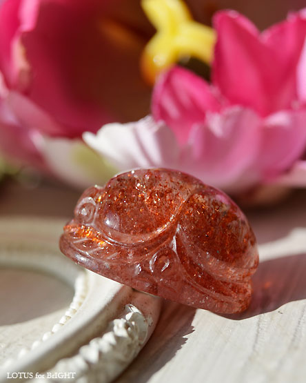 レピドクロサイトインクォーツスカラベカービング 44.54ct