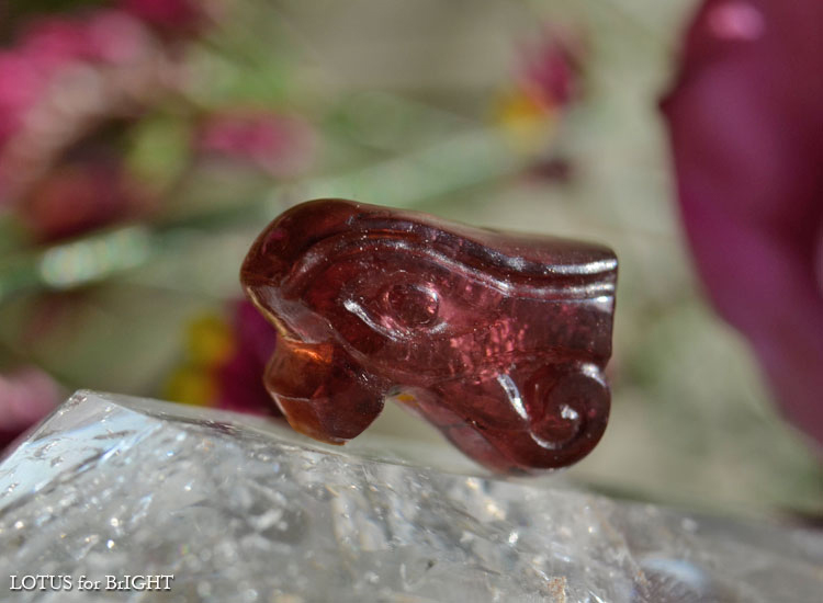 マゼンタトルマリンウジャトの眼カービング5.97ct