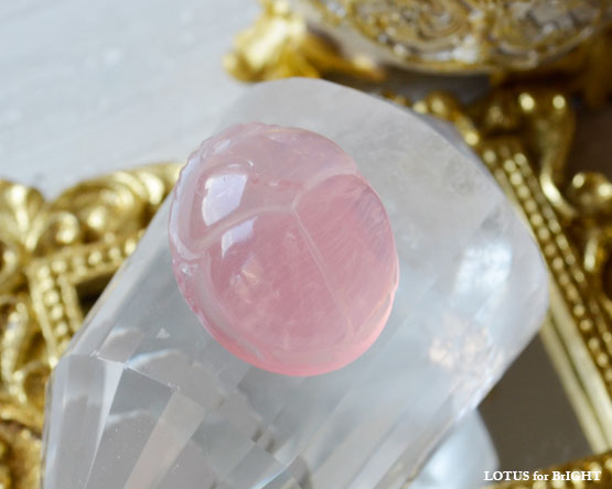 スターローズクォーツ　スカラベカービング　82.70ct