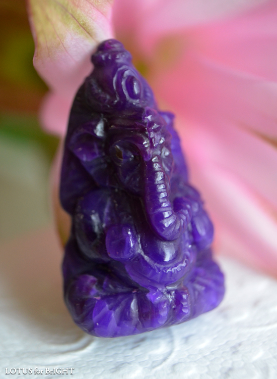 スギライトガネーシャカービングとベトナム産バイカラーサファイアカボションセット