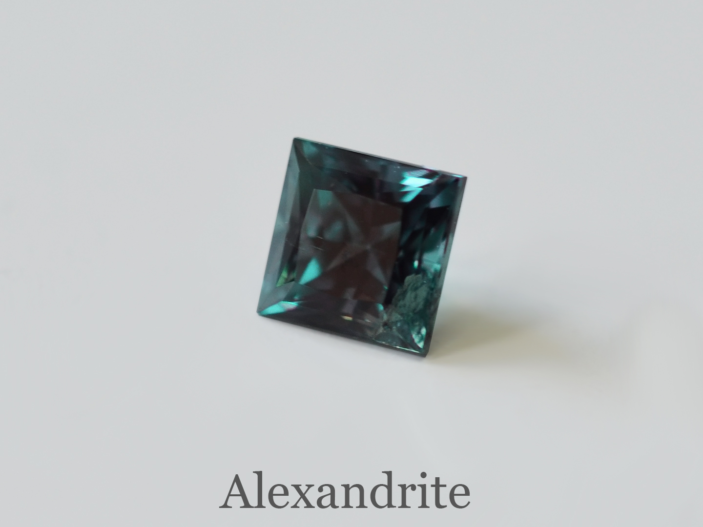 アレキサンドライト　0.215ct　プリンセスカット
