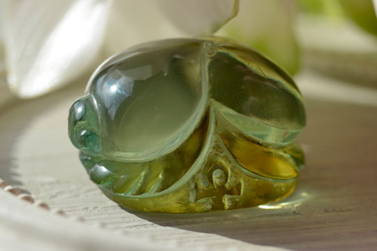 虫入りグリーンアンバースカラベカービング 22.09ct