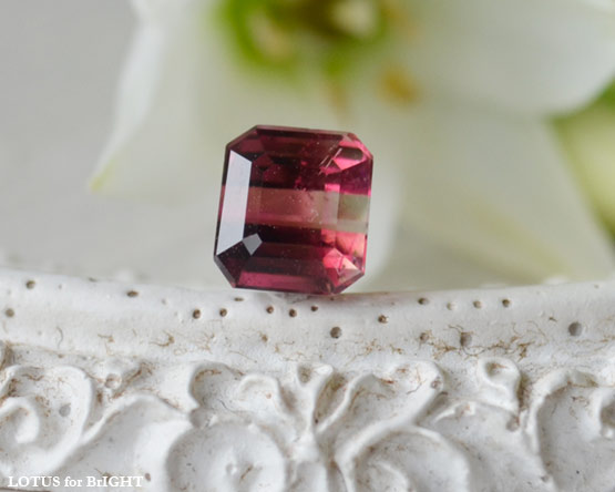 バイカラートルマリンルベライトクリアー　0.91ctエメラルドカット