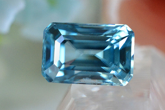 ブルージルコンステップカット