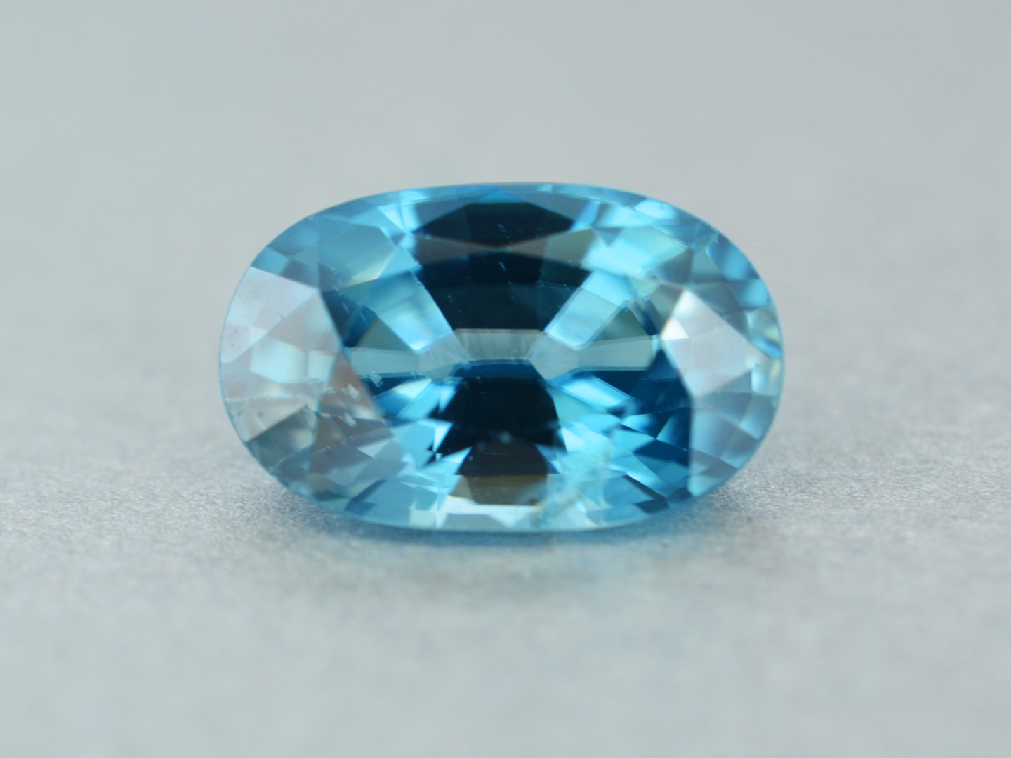 ブルージルコンオーバルカット6.00ctカンボジア産