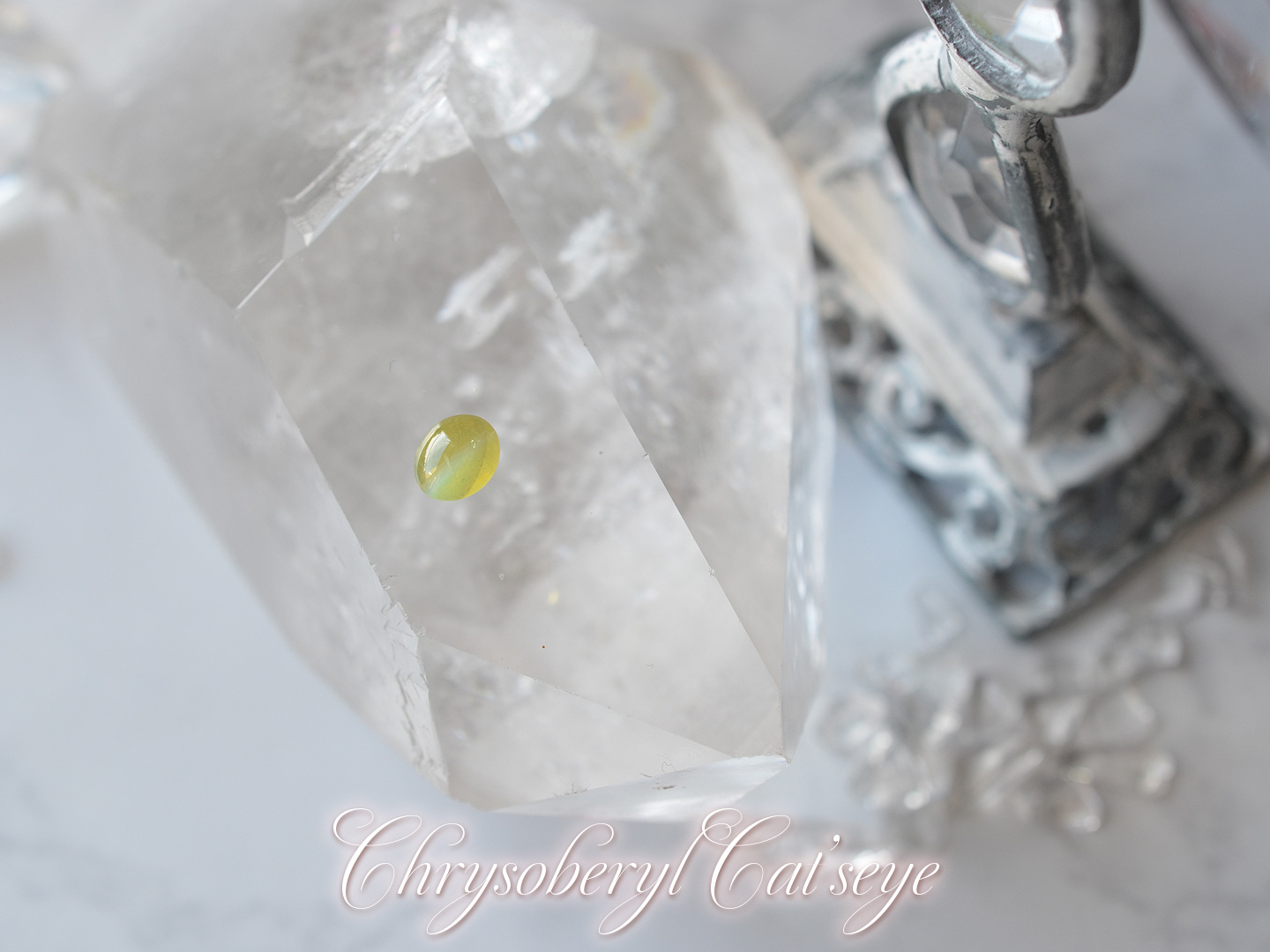 クリソベリルキャッツアイオーバルカボション　0.85ct