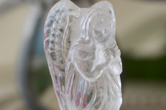 ダンビュライト祈りをささげる天使カービング