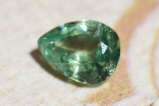 デマントイドガーネットペアシェイプ