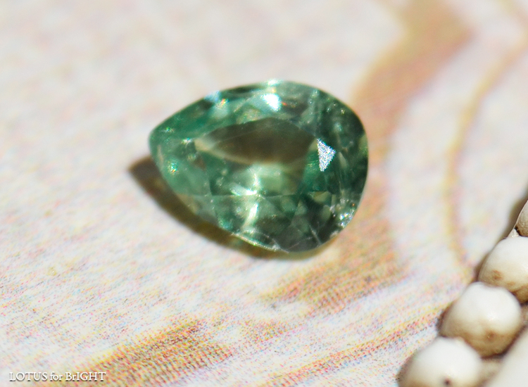 デマントイドガーネットペアシェイプカットルース0.44ctナミビア産