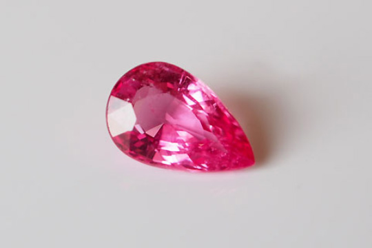 ホットピンクスピネルペアシェイプカット