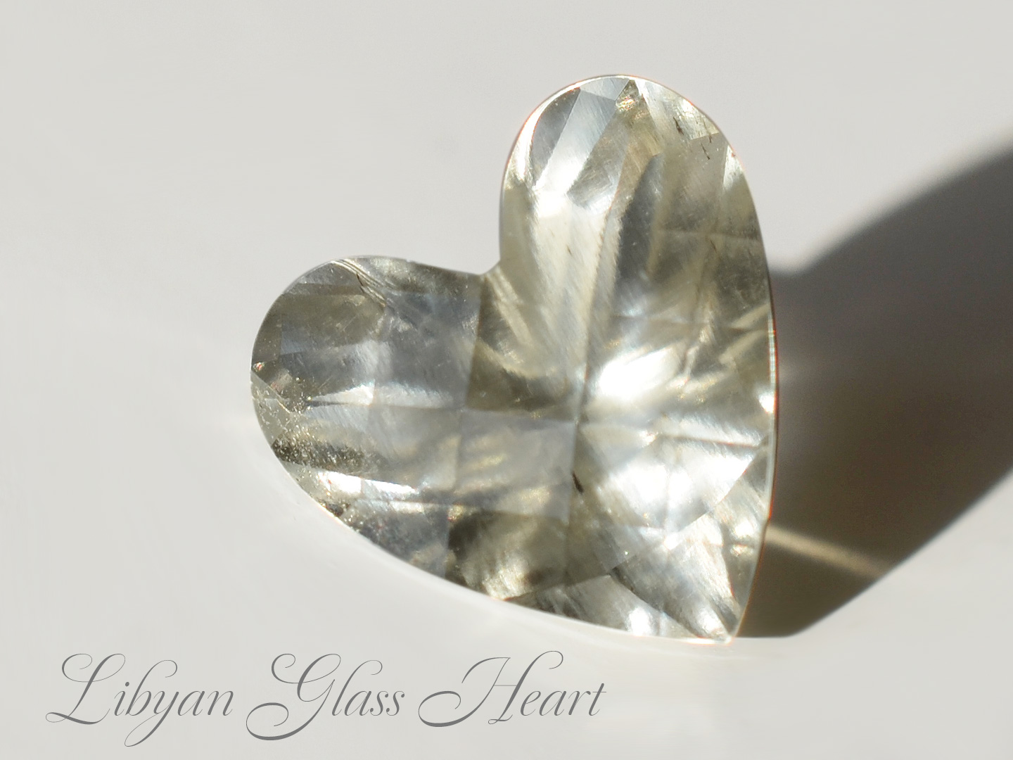 リビアングラスチェッカーボードハートシェイプ 2.18ctエジプト産