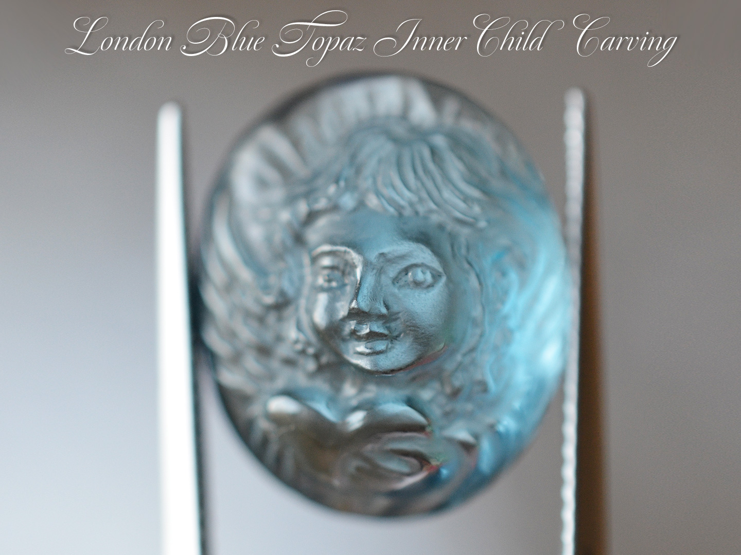 ロンドンブルートパーズインナーチャイルドカービング 17.04ct