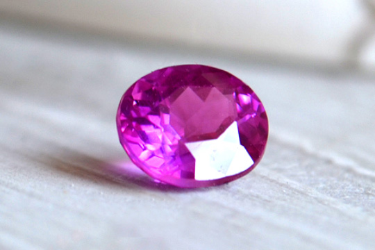 非加熱マゼンタサファイアオーバルカット