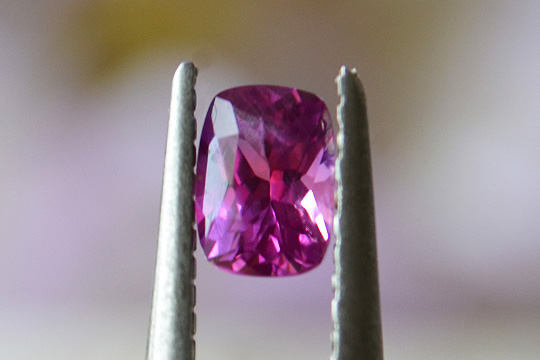 非加熱マゼンタサファイアクッションカット0.46ctスリランカ産