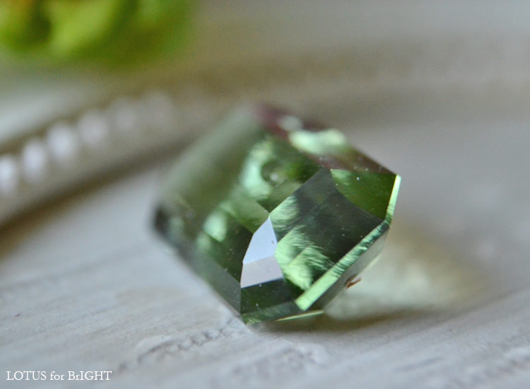 モルダバイト エメラルドカット6.27ct