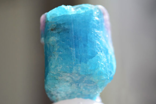 非加熱パライバトルマリン原石84.07ct円柱アクリル台付き