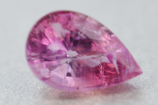 ペツォッタイトペアシェイプカット 1.28ct