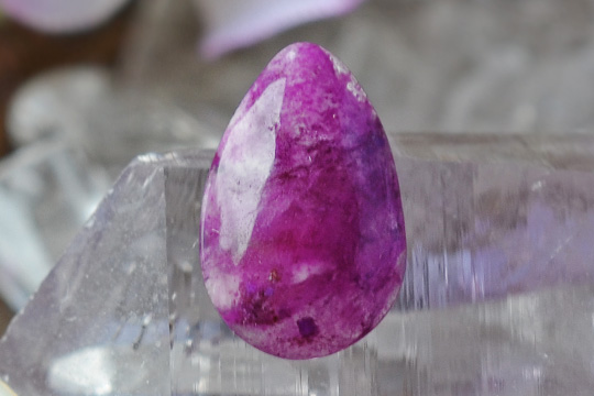 ピンクスギライト　ペアシェイプカボション１