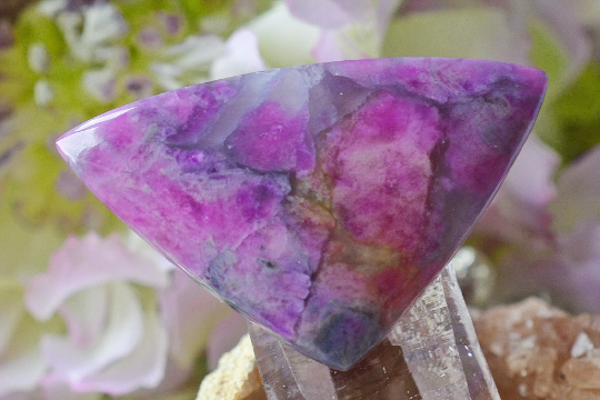 マーブル多色ピンクスギライト　トリリアントカボション２