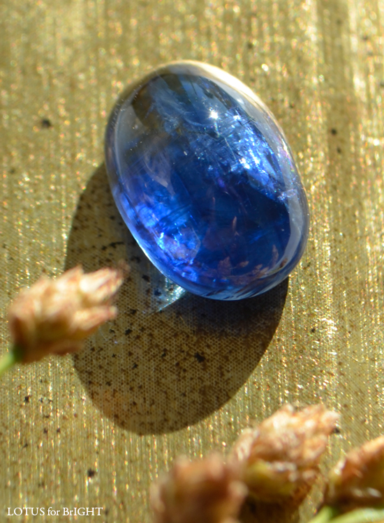 ロイヤルカイヤナイト　レインボー入りカボション 7.635ct