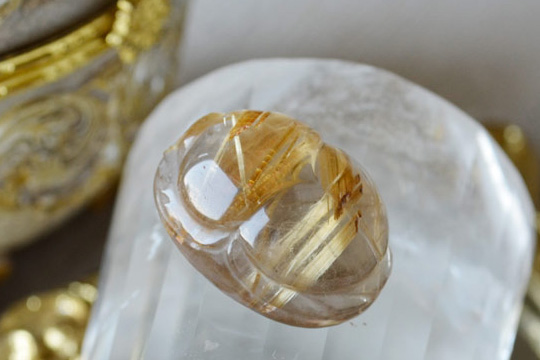 タイチンルチルクォーツ　スカラベカービング　38.44ct