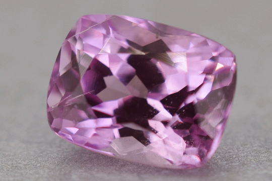 ピンクサファイアクッションカット