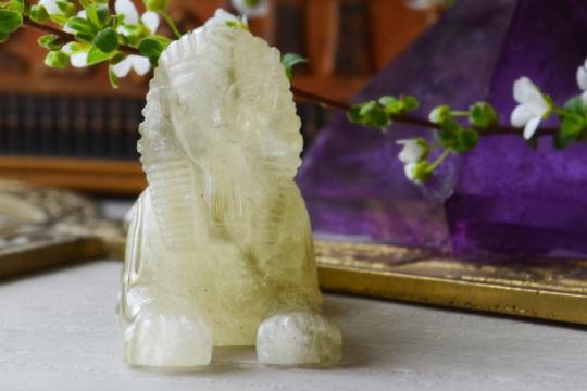 リビアングラススフィンクスカービング