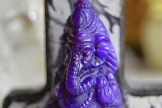 スギライトガネーシャカービングとベトナム産バイカラーサファイアカボションセット