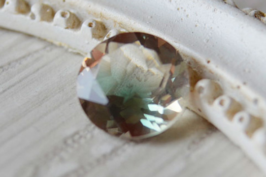 グリーンオレゴンサンストーン　ラウンドカット