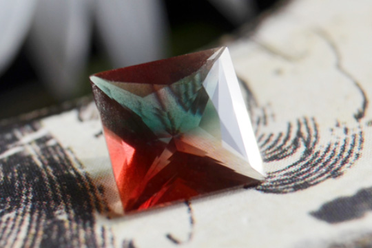 バイカラーオレゴンサンストーン　プリンセスカット