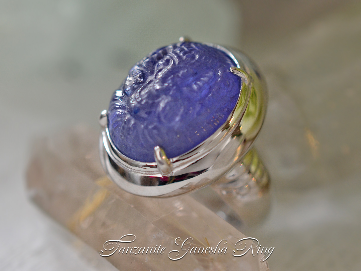 タンザナイトガネーシャカービングオーバルカボション17.0ct