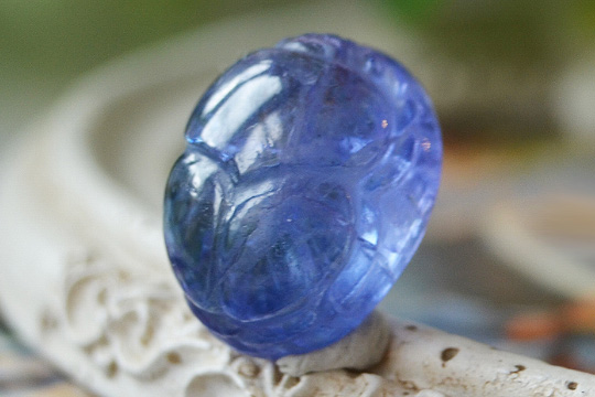 タンザナイトスカラベカービング8.35ct
