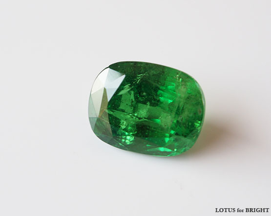 ツァボライト　カットストーン　3.38ct クッションカット