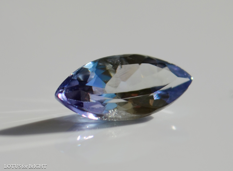 非加熱バイカラーゾイサイト マーキスカット0.55ct