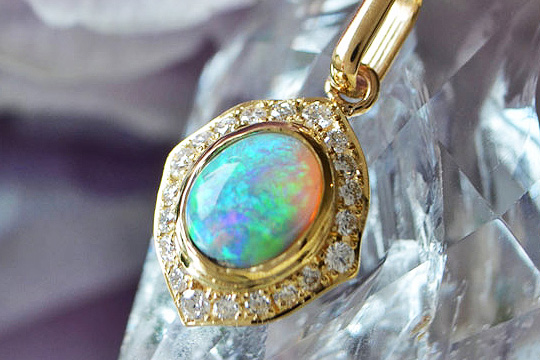 セミブラックオパールK18イエローゴールドペンダント