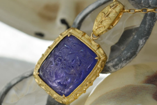 ブルーロータス　タンザナイト　K18イエローゴールドペンダント