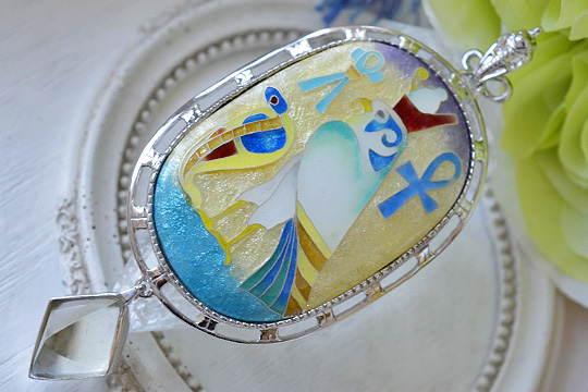 ホルス神の七宝アートリビアングラスペンダント