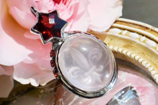 フルールドリスインタリオローズクォーツとスターカットガーネットオのシルバーペンダント