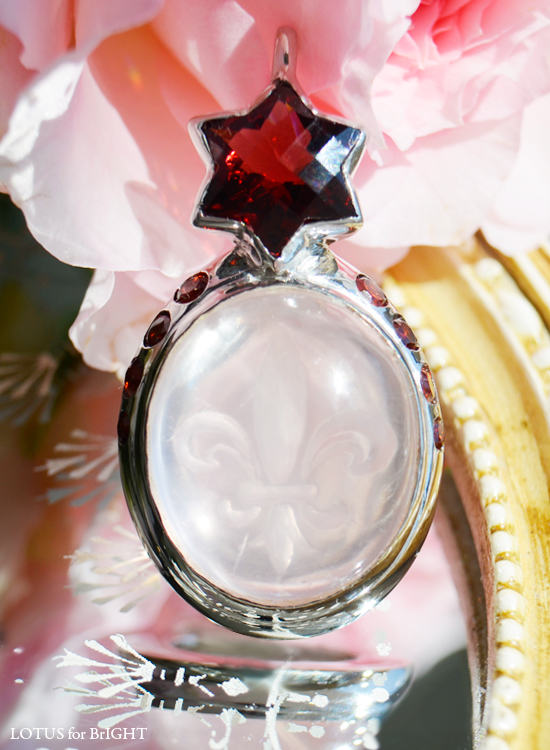 フルールドリスインタリオローズクォーツとスターカットガーネットオのシルバーペンダント